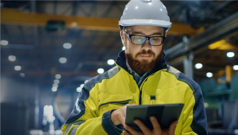 Hombre capturando datos en tableta