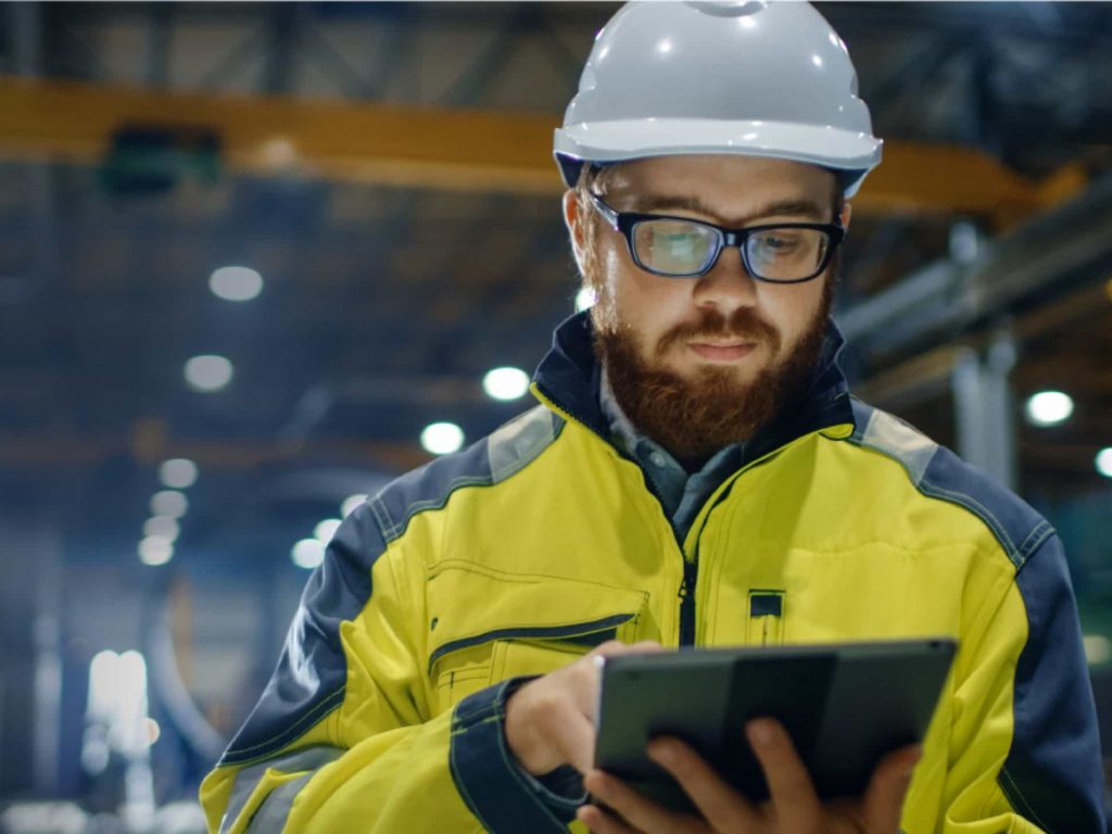 Hombre capturando datos en tableta